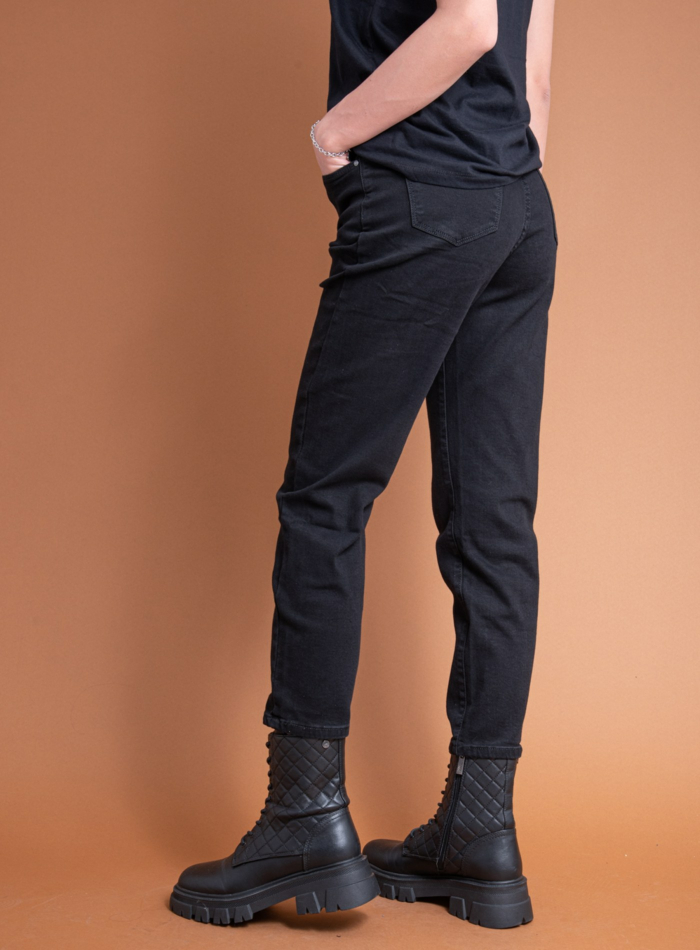 JEAN BLACK MOM FIT ΣΕ ΙΣΙΑ ΓΡΑΜΜΗ